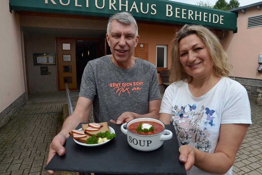 Gerjan Grootenboaer und Svitlana Bondarevska haben seit Mai das Beerheider Kulturhaus gepachtet. Sie bieten einen Mix aus vogtländischer, ukrainischer und niederländisch-belgischer Küche an. 