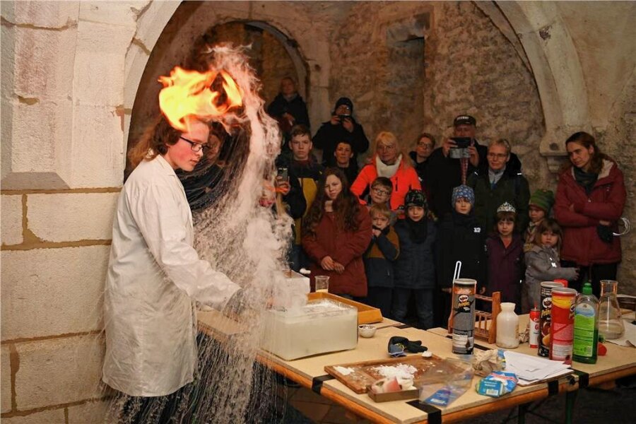 Im Labor der Alchimisten: Wie auf dem Rochlitzer Schloss Gold gemacht wird - Zum Nachmachen ungeeignet und sein Lieblingsexperiment: Jeremy Möller zeigt den chemischen Flammenwerfen.