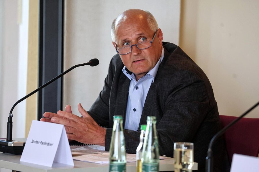 Im Lichtensteiner Stadtrat: Bürgermeister zum Rücktritt aufgefordert - Lichtensteins Bürgermeister Jochen Fankhänel (Freie Wähler) wird von Stadträten mehrerer Fraktionen unter anderem wegen seiner Kommunikation scharf kritisiert.