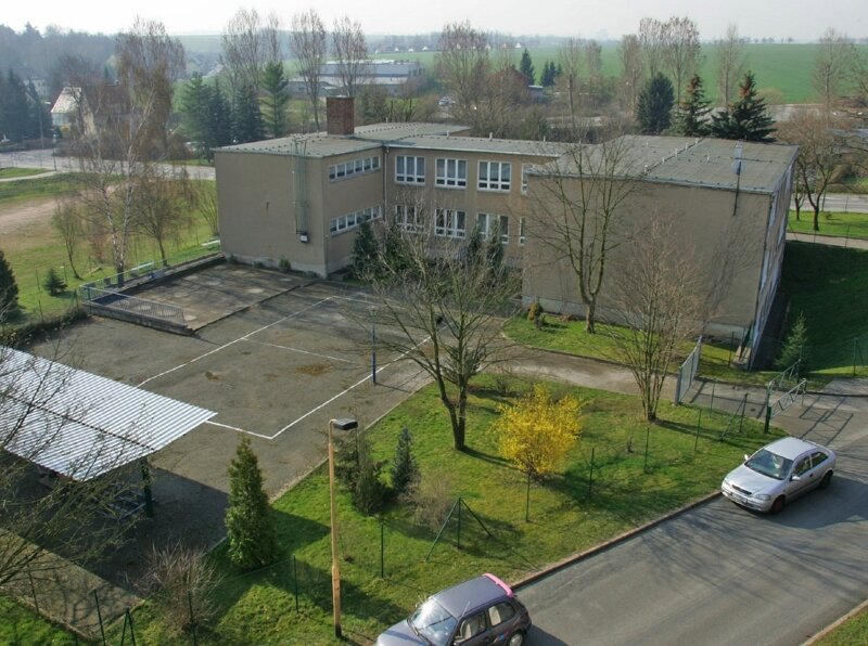 Im März beginnt Schulanbau - 
              <p class="artikelinhalt">An der Rückseite der Grundschule in Fraureuth soll der Neubau errichtet werden. Anschließend erfolgt die Modernisierung des Altbaus. Im Sommer 2009 sollen die Arbeiten abgeschlossen sein. </p>
            