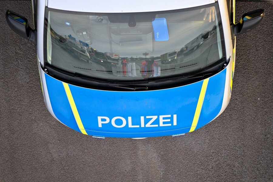 Im Militärauto mit Reichsflagge durch Dresden und Hitlergruß - Ein Polizeiauto bei einem Einsatz