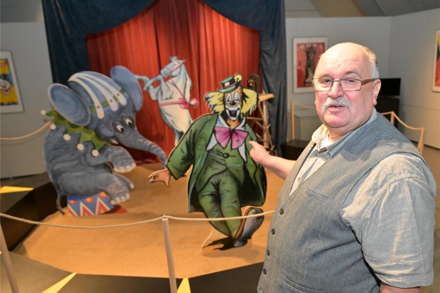 Im Museum Priesterhäuser in Zwickau ist der Zirkus los - Sammler und Leihgeber Hartmut Küster in der Ausstellung.