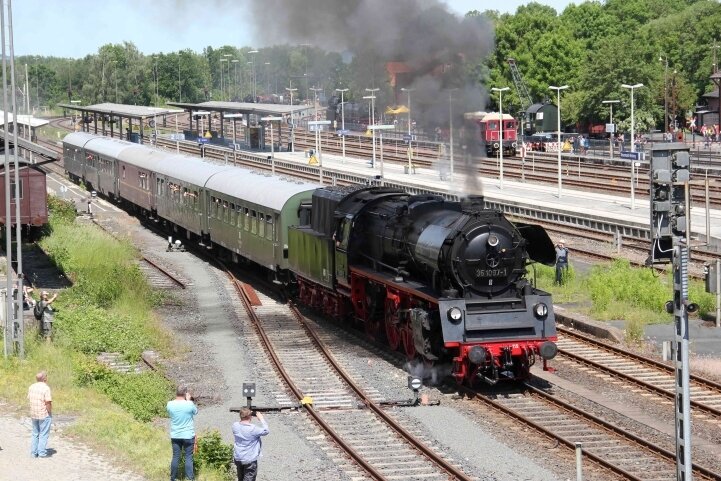 2019 zog die Glauchauer Dampflok 35 1097 den VSE-Museumszug anlässlich der Pfingstdampftage von Neuenmarkt-Wirsberg nach Marktschorgast. Nun kommt diese Lok bei der VSE-Osterfahrt zum Einsatz.