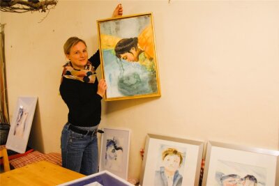Im Mylauer Gärtnerhaus wird der Alltag zum Wunder - Die Vorbereitungen für die Ausstellungseröffnung am Sonntag laufen. Manja Karg hängt ihre Bilder auf.