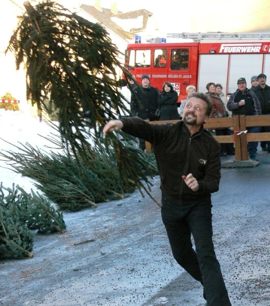 Bürgermeister Hendric Freund (parteilos) versuchte sich 2009 beim Weihnachtsbaum-Weitwurf.