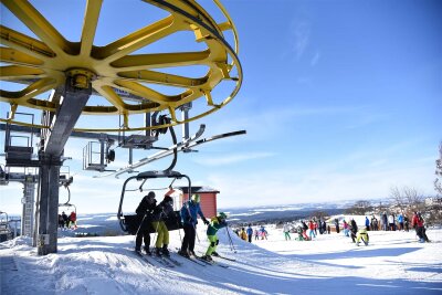 Im oberen Vogtland läuft nach dem Tauwetter nur noch der Vierer-Sessellift in der Skiwelt Schöneck - Der Vierer-Sessellift in der Skiwelt Schöneck. Es ist der einzige Lift, der noch in Betrieb ist.