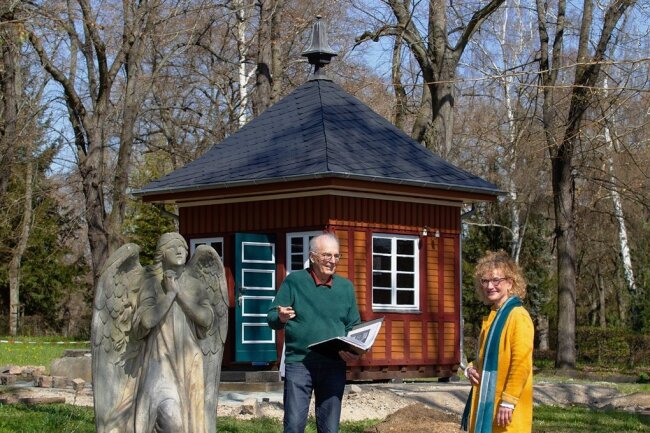 Katrin Herzog, Inhaberin der Rathaus-Apotheke Plauen, unterstützt die Arbeiten im Apothekergarten. Jetzt übergab sie an Bernhard Weisbach eine Spende. 
