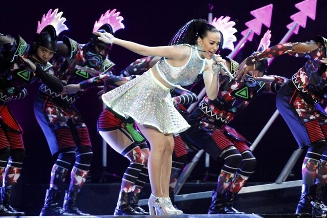 Im Rausch der kunterbunten Dreiecke - Die US-amerikanische Sängerin Katy Perry begeisterte mit ihrer bunten "Prismatic World Tour" am Freitag in Berlin.