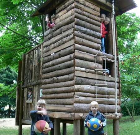 Nirgendwo lässt es sich so schön spielen wie im Baumhaus. Die Kirchberger "Regenbogen"-Kinder haben ihren Spaß an dem Haus auf Stelzen. 