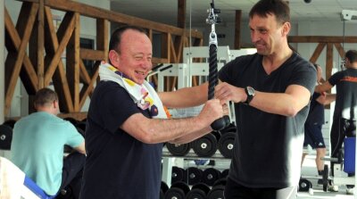 Im Rentenalter fit wie ein Turnschuh - 
              <p class="artikelinhalt">Beweglichkeit ist Lebensfreude. Der 66-jährige Freiberger Joachim Schiek (links) hält sich unter der Anleitung von Trainer Uwe Mehlan im Gesundheitszentrum "Mumm" fit. </p>
            