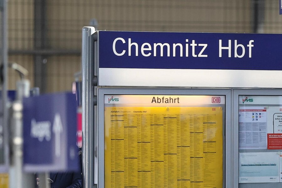 Im Schlaf am Hauptbahnhof in Chemnitz beklaut: Polizei stellt die Täter - Tatort Hauptbahnhof Chemnitz: In der Nacht zu Montag wurden einem Schlafenden hier Bargeld und Handy gestohlen.