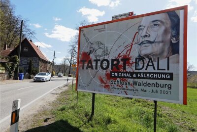 Im Schloss Waldenburg werden echte Dalís verlost - Ein großes Plakat, das für die Dali-Ausstellung im Schloss Waldenburg wirbt, an der Kreuzung B 180/B 175 nahe Muldenbrücke. Foto: Andreas Kretschel