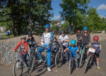 Im Schlosspark können sich jetzt junge Biker austoben - Der ehemalige Trialweltmeister Marco Thomi kam zur Eröffnung der Pumptrack-Anlage in Schlettau. 