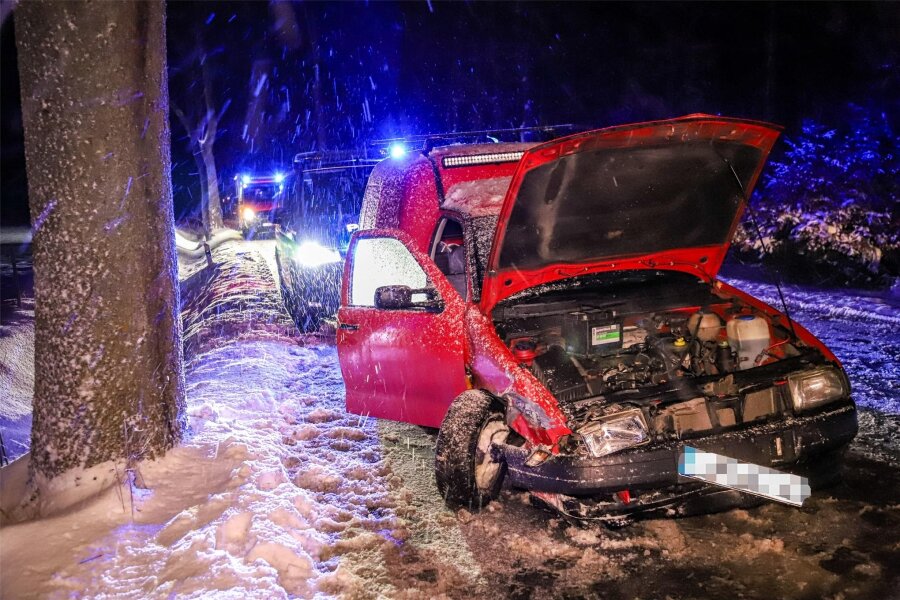 Im Schneetreiben gegen Baum gefahren: Straße im Erzgebirge voll gesperrt - Das Auto rammte einen Baum.