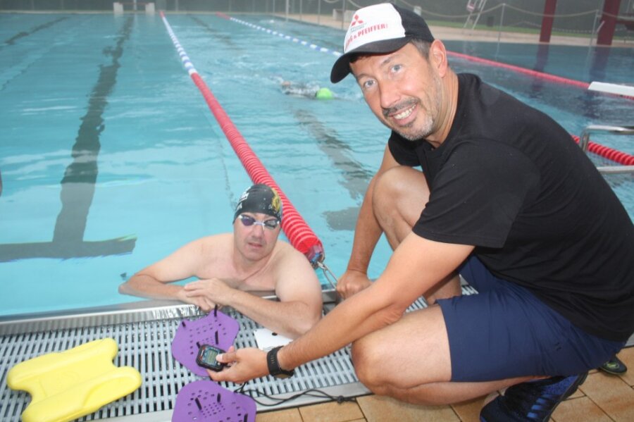 Direkt am Beckenrand coacht Stev Theloke seine Schwimmschüler - die Stoppuhr darf nicht fehlen.