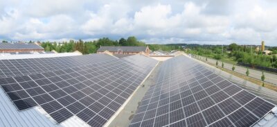 "Im Strom der Energiewende schwimmen" - Die größte Sonnenenergie-Anlage der Firma Juno Solar wurde auf die Hallen des ehemaligen Werdauer Kraftfahrzeugwerks "Ernst Grube" montiert. 