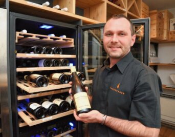 Im Tannenhaus gibt es jetzt Tannenzauber - Roman Müller, Serviceleiter im Restaurant Tannenhaus in Schöneck, bietet den Gästen beim 8-Gänge-Menü auch den passenden Wein an. 