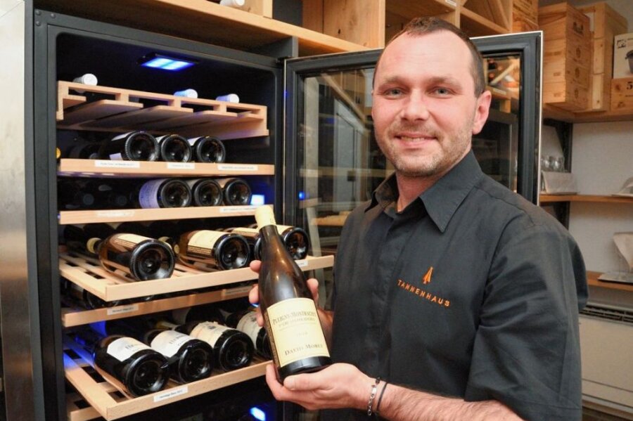 Im Tannenhaus gibt es jetzt Tannenzauber - Roman Müller, Serviceleiter im Restaurant Tannenhaus in Schöneck, bietet den Gästen beim 8-Gänge-Menü auch den passenden Wein an. 