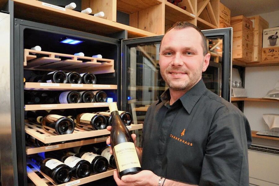 Im Tannenhaus in Schöneck gibt es jetzt Tannenzauber - Roman Müller, Serviceleiter im Restaurant Tannenhaus in Schöneck, bietet den Gästen beim 8-Gänge-Menü auch den passenden Wein an. 