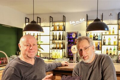 Im "Theo's" gibts auch Rockmusik und Scharfe Sache - Matthias Scheibel (links) und Michael Höhnl sind die neuen Betreiber vom Restaurant Theo's auf dem Kaßberg. 