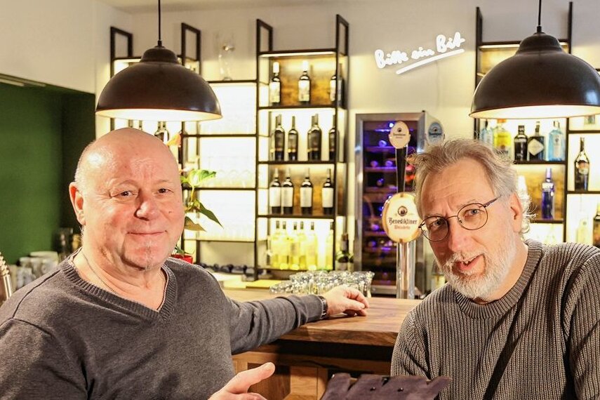 Im "Theo's" gibts auch Rockmusik und Scharfe Sache - Matthias Scheibel (links) und Michael Höhnl sind die neuen Betreiber vom Restaurant Theo's auf dem Kaßberg. 