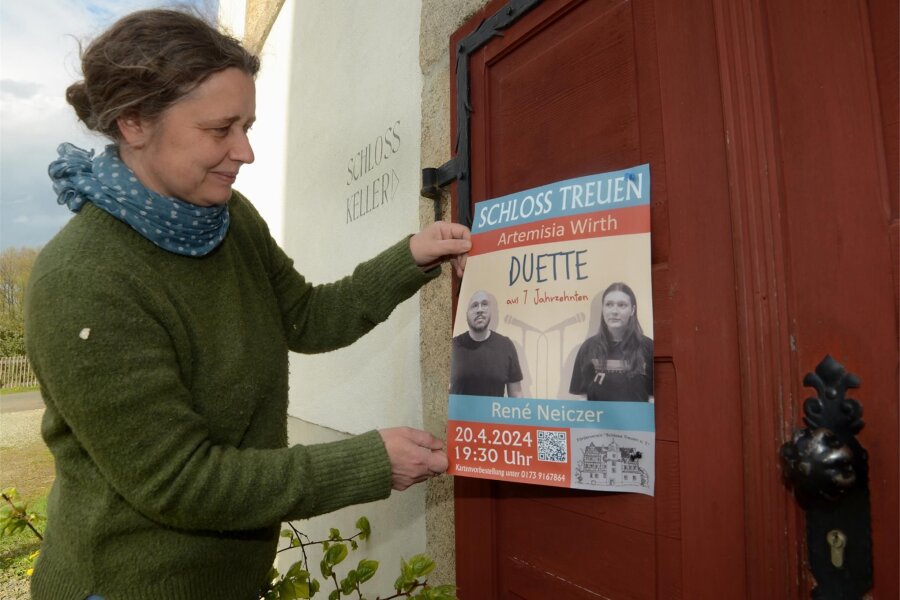 Im Treuener Schloss startet eine neue Veranstaltungsreihe - Sandra Finsterbusch vom Schlossförderverein hat Plakate für Veranstaltung am Samstag angebracht.