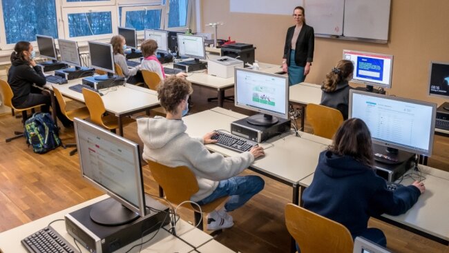 Im Unterricht gilt: Computer statt Tafel - So sieht eines der drei neuen Computerkabinette aus, in denen die Kinder und Jugendlichen der Trebra-Oberschule in Informatik unterrichtet werden. 