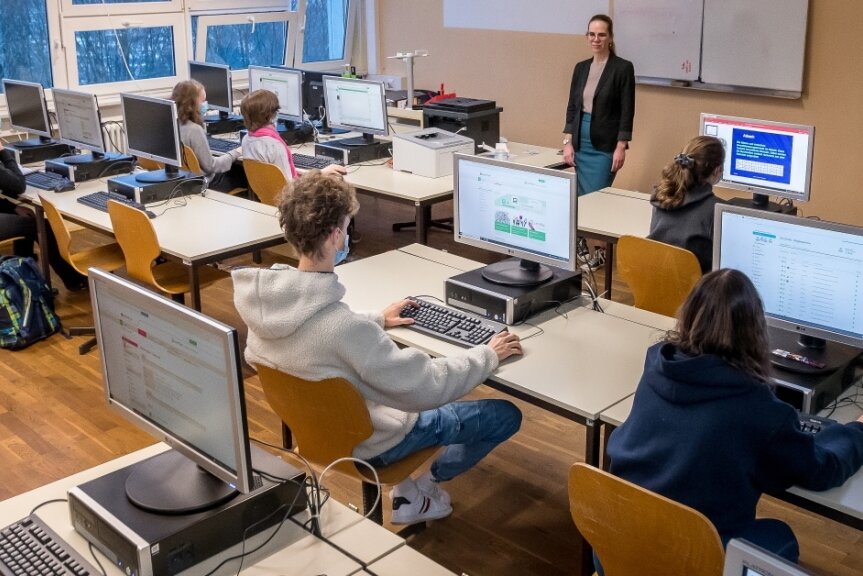 So sieht eines der drei neuen Computerkabinette aus, in denen die Kinder und Jugendlichen der Trebra-Oberschule in Informatik unterrichtet werden. 