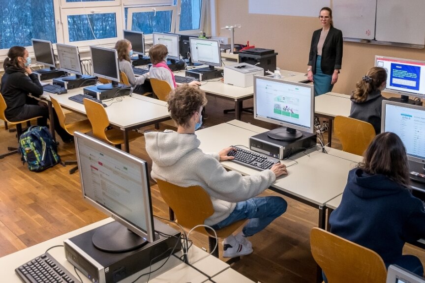 So sieht eines der drei neuen Computerkabinette aus, in denen die Kinder und Jugendlichen der Trebra-Oberschule in Informatik unterrichtet werden. 