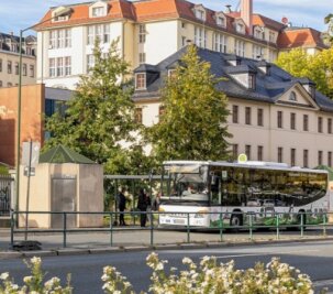 Im Vogtland fahren keine Busse mehr - Ein Bus vor dem Zweckverbandssitz in Auerbach: Wie weiter mit dem Busverkehr? 