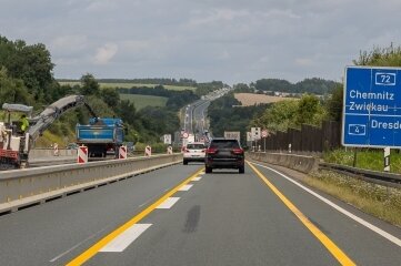 Im Vogtland geht es derzeit eng zu - Baustelle auf der A 72 in Höhe der Brücke über der Talsperre Pöhl. 