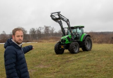 Im Vogtland gestohlene Traktoren in Ungarn aufgetaucht - Einen von vier baugleichen Traktoren ließen die Diebe in Mechelgrün stehen. Die drei gestohlenen Fahrzeuge bekommt MTZ-Geschäftsführer Michael Fuchs nun voraussichtlich zurück. 