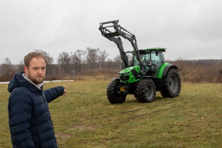 Im Vogtland gestohlene Traktoren in Ungarn aufgetaucht - Einen von vier baugleichen Traktoren ließen die Diebe in Mechelgrün stehen. Die drei gestohlenen Fahrzeuge bekommt MTZ-Geschäftsführer Michael Fuchs nun voraussichtlich zurück. 