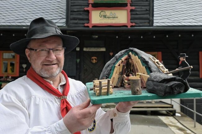 Im Wald bei Waschleithe qualmt ab Sonntag wieder ein Meiler - Hobby-Köhler Heiko Schmidt baut mit versierten Helfern an der Köhlerhütte Fürstenbrunn einen Meiler nach historischem Vorbild auf - hier ein Modell - und erinnert damit an ein Kapitel sächsischer Geschichte. 