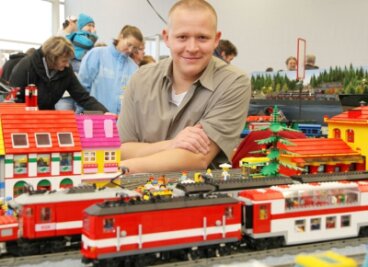 Im Werdau bricht das Legofieber aus - 
              <p class="artikelinhalt">André Kleber und seine Legobahn, auf dem Foto bei einer Ausstellung in Langenhessen.</p>
            