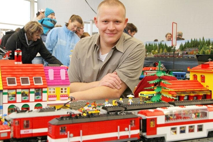 Im Werdau bricht das Legofieber aus - 
              <p class="artikelinhalt">André Kleber und seine Legobahn, auf dem Foto bei einer Ausstellung in Langenhessen.</p>
            