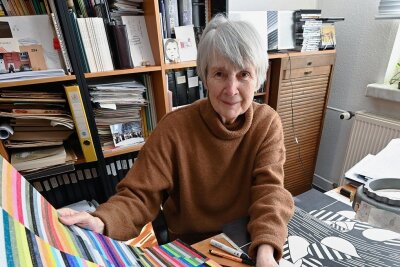 Im Zeichen der Linie - Die Chemnitz Künstlerin Linde Detlefsen in ihrem Atelier in einer Neubauwohnung in der zehnten Etage. Ihre Bildmotive entwickelt sie oft aus Linien - wie in der "Farborgel" vorn oder dem Lindenblatt. 