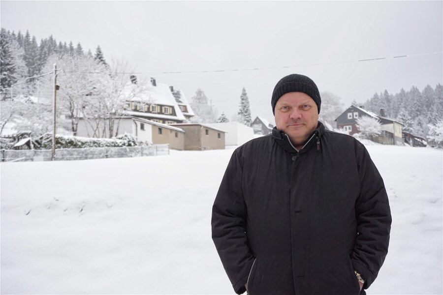 Im zweiten Anlauf: Gemeinderat will Bürgermeister von Muldenhammer werden - Wolfgang Schädlich, Bürgermeisterkandidat für Muldenhammer, lebt mit seiner Frau und seiner Tochter im kleinen Waldweiler Sachsengrund. Dort können die Winter noch immer kalt und schneereich sein.