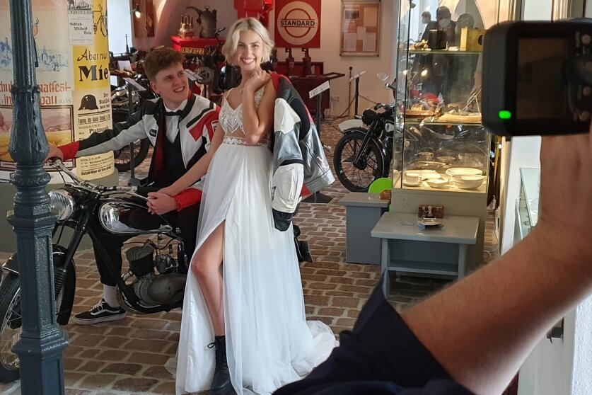 Imaginäres Brautpaar genießt Hochzeitsflair auf Schloss Wildeck - 