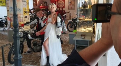 Imaginäres Brautpaar genießt Hochzeitsflair auf Schloss Wildeck - 