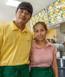 Imbiss wächst zum Bistro - Dang Thanh Xuan und ihr Mann Vu Manh Tuong im neu errichteten Bistro. Dort kann man einkehren oder auch Speisen mitnehmen. 