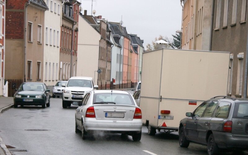 Imbisswagen schmeckt Anwohnern nicht - Augen zu und durch: Der hohe Imbisswagen behindert in der Leipziger Straße die Sicht der Kraftfahrer, die in Richtung Innenstadt wollen. 