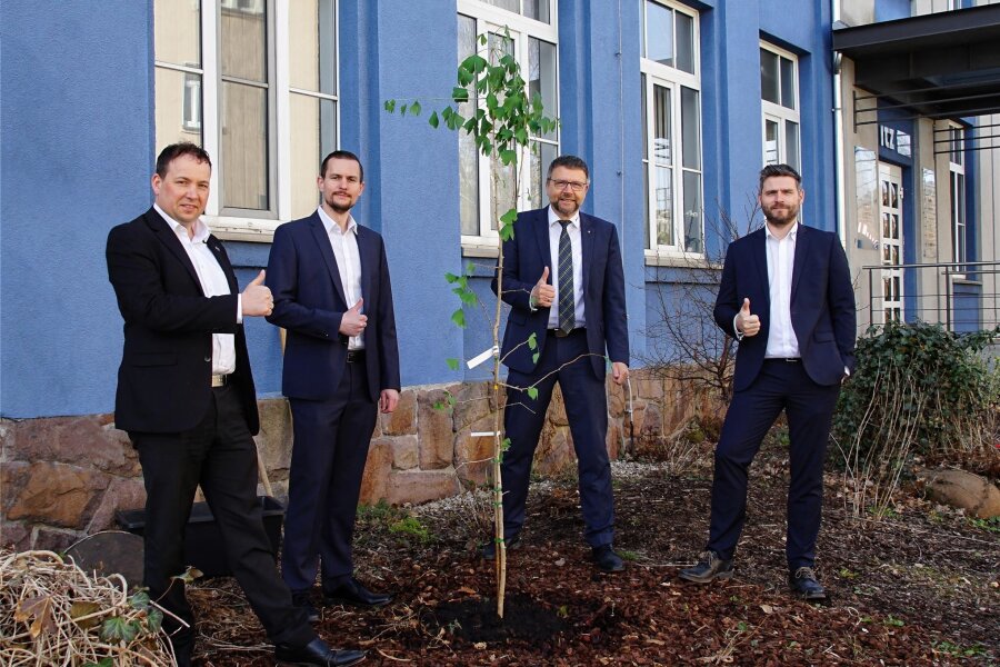IMM Mittweida: Manager übernehmen Unternehmen - René In der Stroth, Matthias Banowski, Detlev Müller und André Strobach (Foto von links) pflanzten 2022 gemeinsam einen Baum.