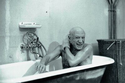 Immer freitags - Geschichten rund um den Badetag - Das Foto des US-amerikanischen Fotojournalisten David Douglas Duncan zeigt den Maler Pablo Picasso in seiner Badewanne in Cannes im Jahr 1956. Ob der berühmte Künstler immer "nur" freitags gebadet hat, ist allerdings nicht überliefert