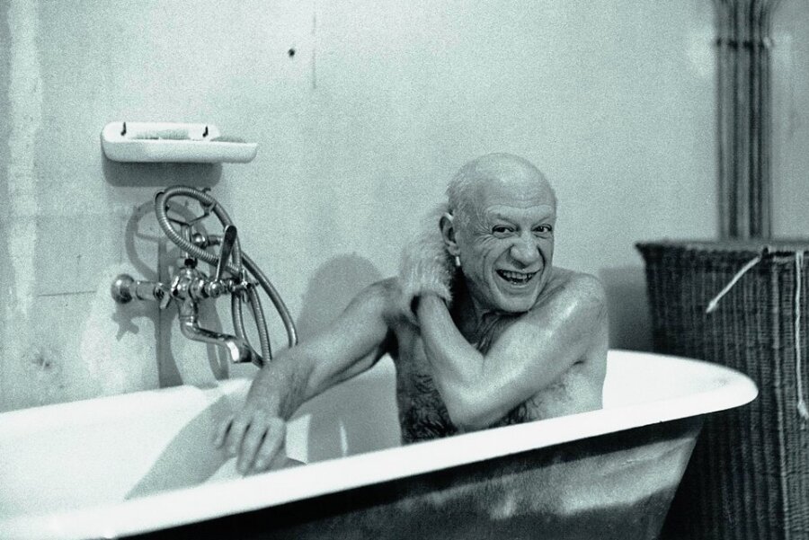 Das Foto des US-amerikanischen Fotojournalisten David Douglas Duncan zeigt den Maler Pablo Picasso in seiner Badewanne in Cannes im Jahr 1956. Ob der berühmte Künstler immer "nur" freitags gebadet hat, ist allerdings nicht überliefert
