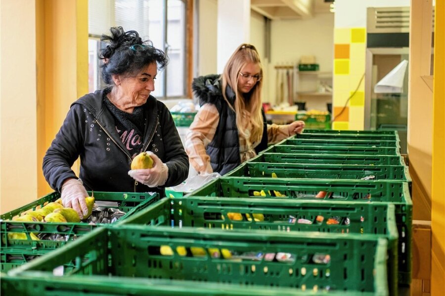 Immer mehr Bedürftige kommen zur Tafel - Helferin Annelie Ranft (vorn) und Tafelkoordinatorin Maxi Lippmann beim Packen von Lebensmittelkisten.
