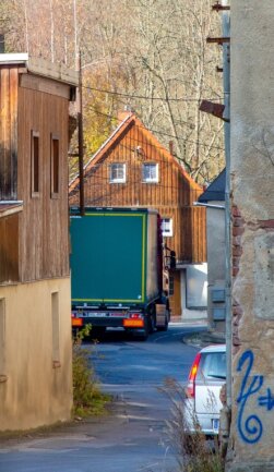Eng, enger - Ortsdurchfahrt Falkenau: Vor allem im Bereich der früheren Baumwollspinnerei ist die Straße ein Nadelöhr. 
