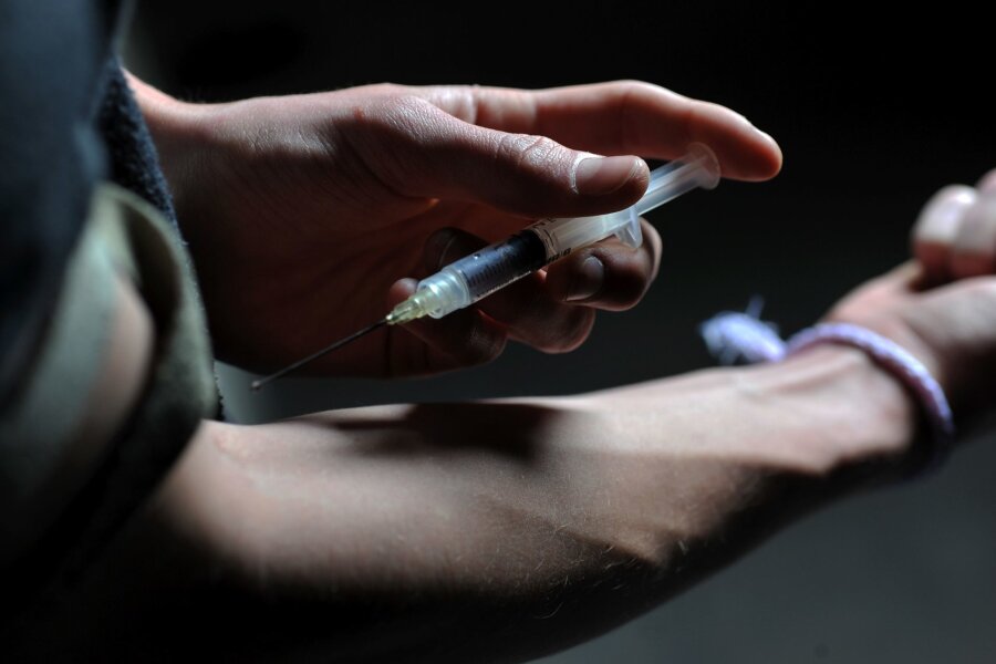 Immer mehr Drogen, immer mehr Tote - EU reagiert - Ein Mann hält eine Heroinspritze an seinen Arm (Illustration). "Der Drogenkonsum wird in Europa schlimmer", sagt EU-Innenkommissarin Ylva Johansson.