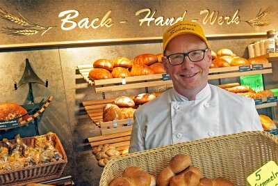 Immer mehr Handwerksbetriebe geben auf: Wie es um die Zukunft der vogtländischen Bäckereien bestellt ist - Jörg Schürer ist Obermeister der Bäckerinnung Vogtland. Das Foto zeigt ihn in seiner Rodewischer Filiale am Mühlenweg. Zum Betrieb gehören vier Fachgeschäfte im beren Vogtland und im Göltzschtal.