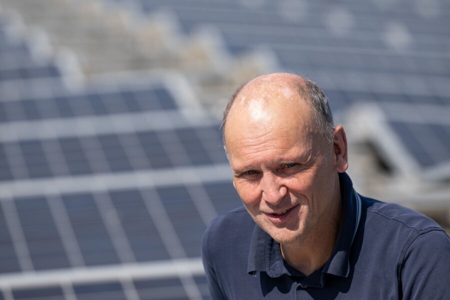 Immer mehr Mitglieder in Energiegenossenschaften seit Krieg - Matthias Gehling, Vorstandsmitglied der Energiegenossenschaft Leipzig, an der Photovoltaikanlage auf dem Dach des Hupfeld Centers.